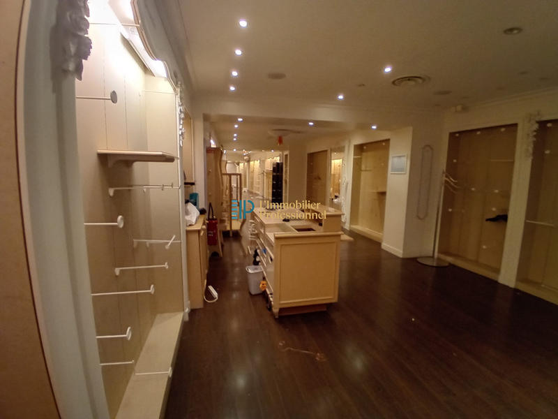 Local commercial - 143 m² - 3 pièces