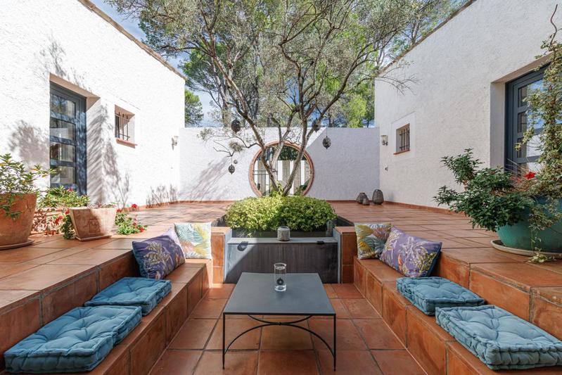 Propriété - 417 m² - 6 pièces