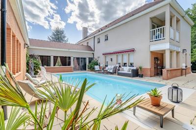 Propriété - 289 m² - 9 pièces