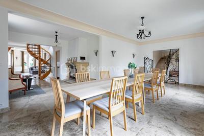 Propriété - 453 m² - 9 pièces