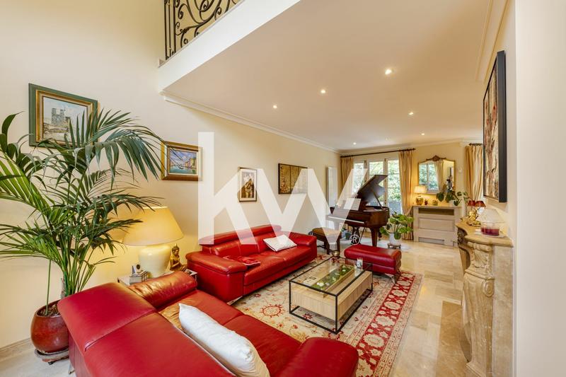 Maison - 218 m² - 7 pièces