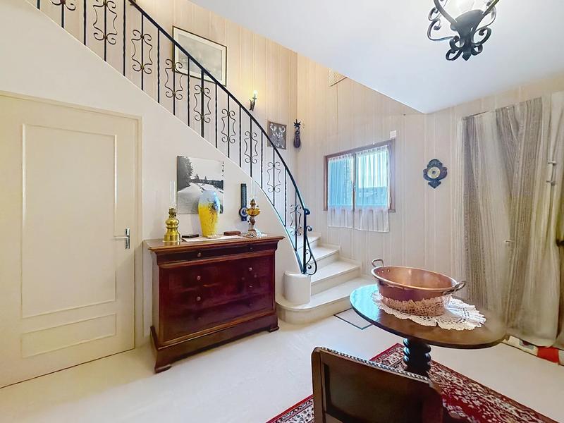 Maison - 220 m² - 5 pièces