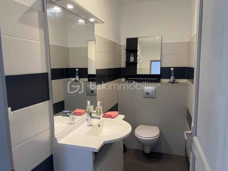 Maison - 235 m² - 8 pièces