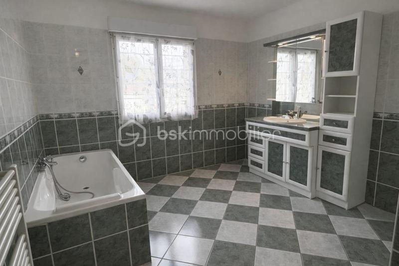 Maison traditionnelle - 151 m² - 6 pièces