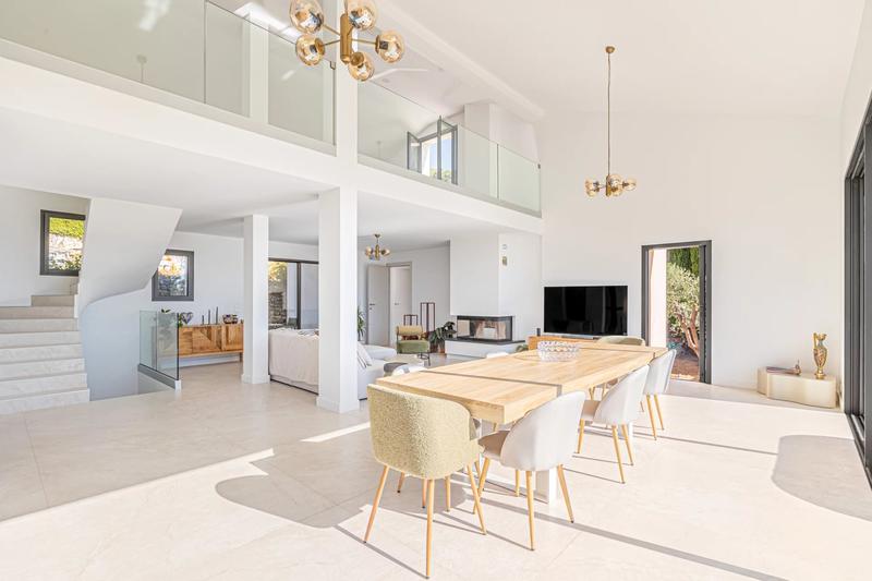 Maison - 375 m² - 10 pièces