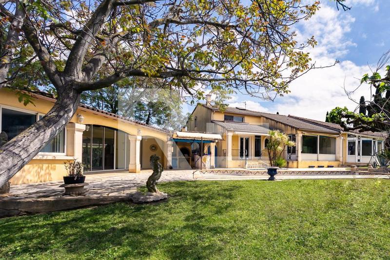 Propriété - 318 m² - 6 pièces