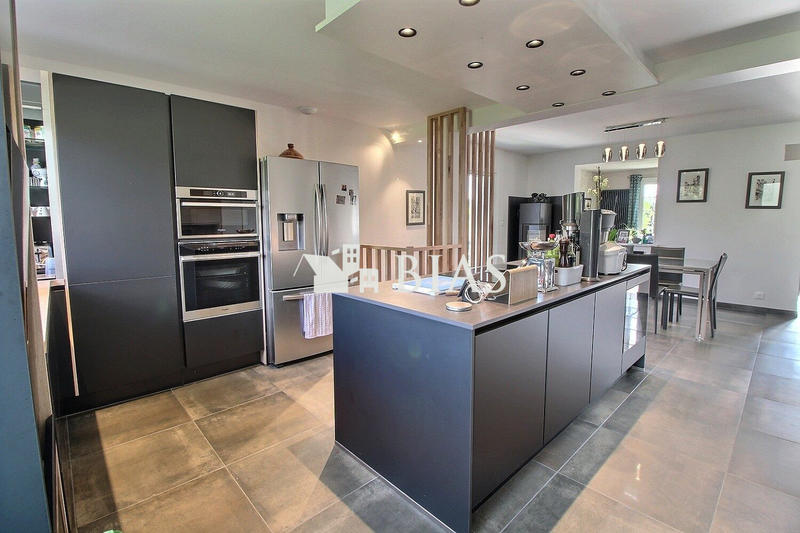 Maison - 214 m² - 7 pièces