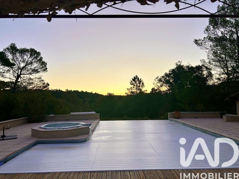 Maison - 230 m² - 6 pièces