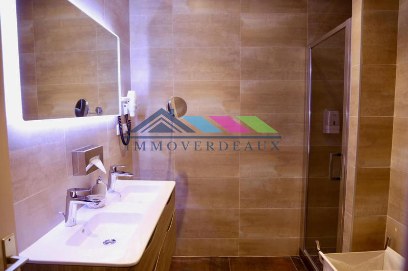 Local commercial - 1 800 m² - 25 pièces