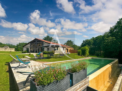 Maison - 250 m² - 8 pièces