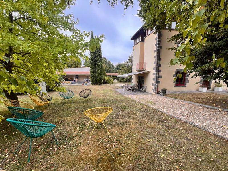 Maison - 270 m² - 6 pièces