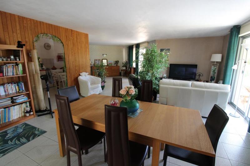 Villa - 958 m² - 4 pièces