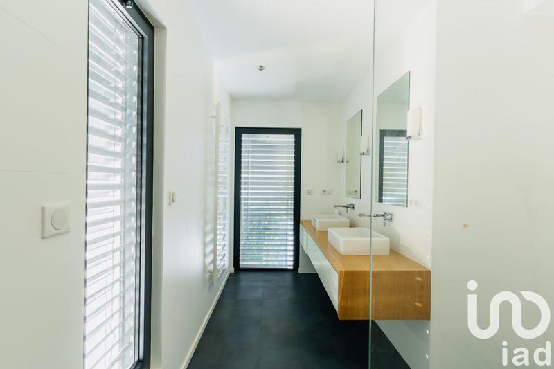 Maison - 240 m² - 8 pièces