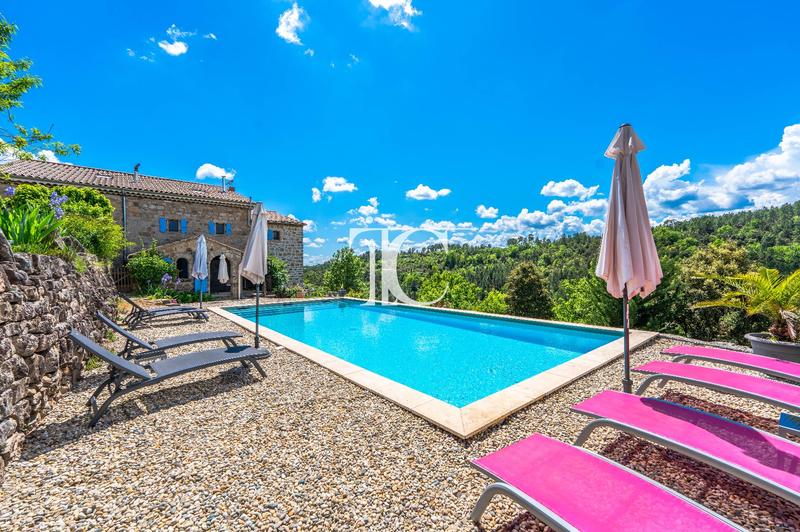 Maison - 300 m² - 12 pièces