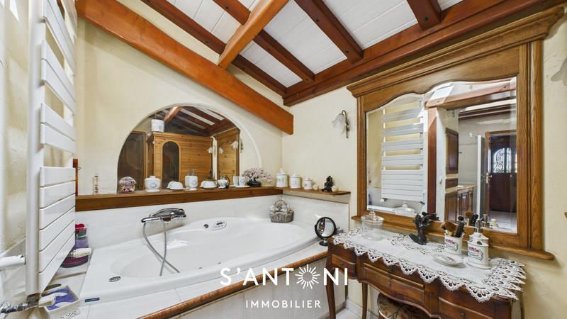 Maison - 210 m² - 8 pièces