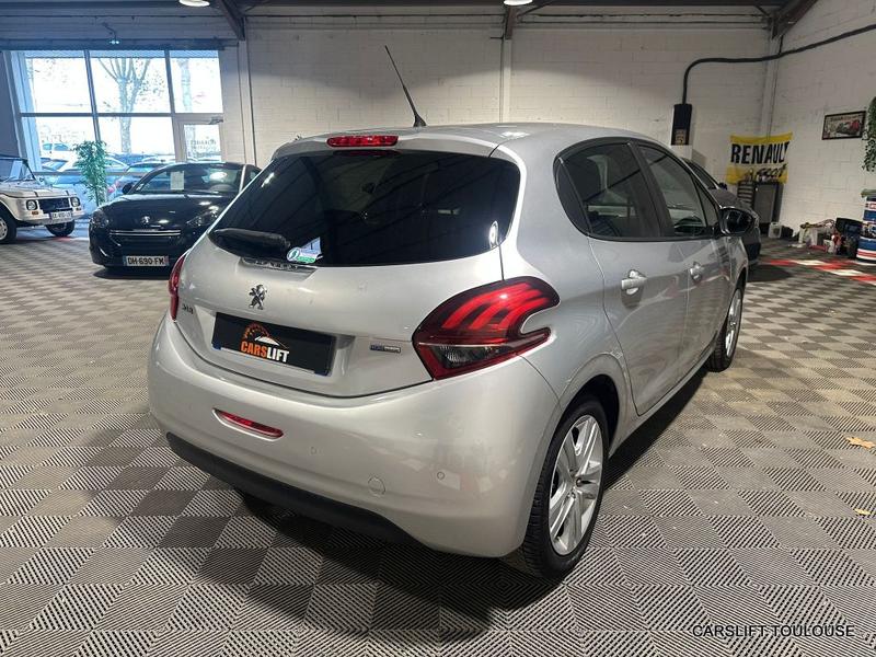Peugeot 208 1.2i Vti 82cv Style - Distribution Faite