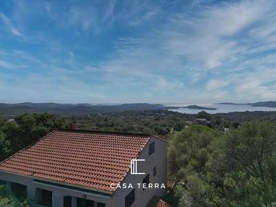 Maison - 240 m² - 12 pièces