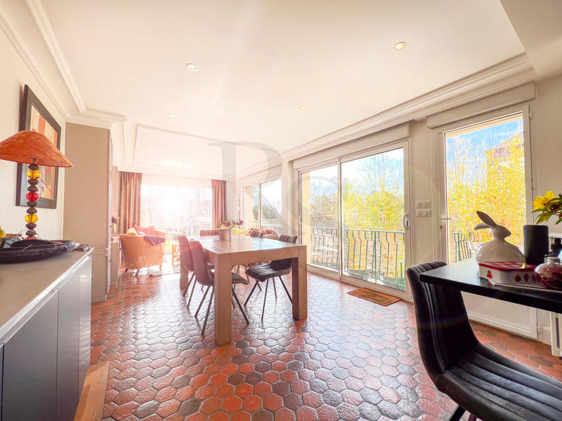 Maison - 235 m² - 10 pièces