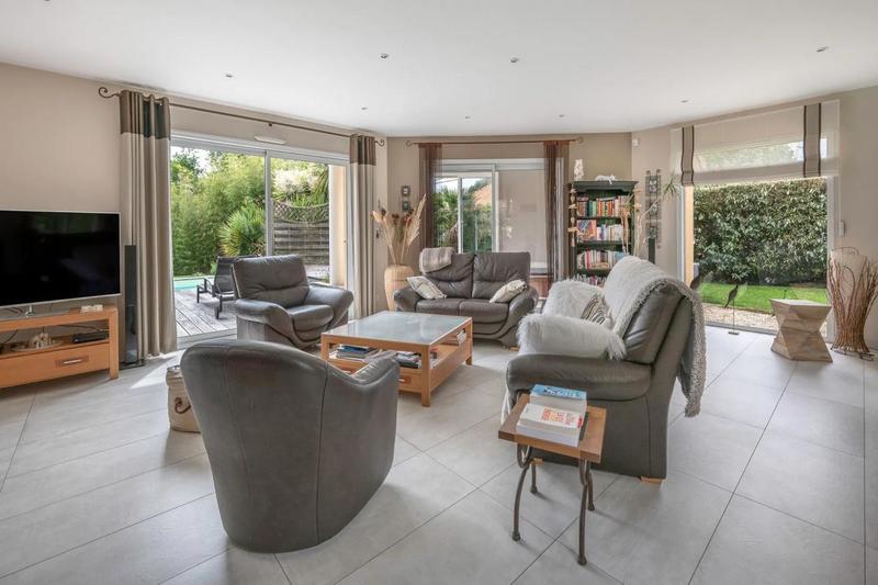 Villa - 233 m² - 12 pièces