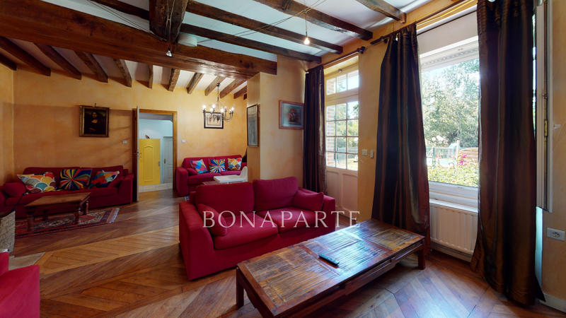 Maison - 1 140 m² - 35 pièces