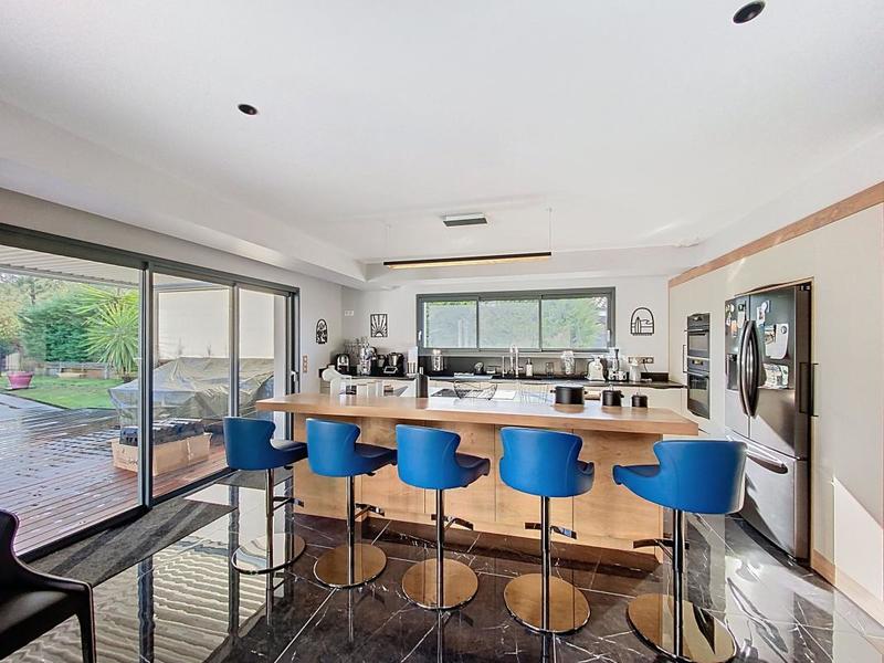 Propriété - 205 m² - 6 pièces