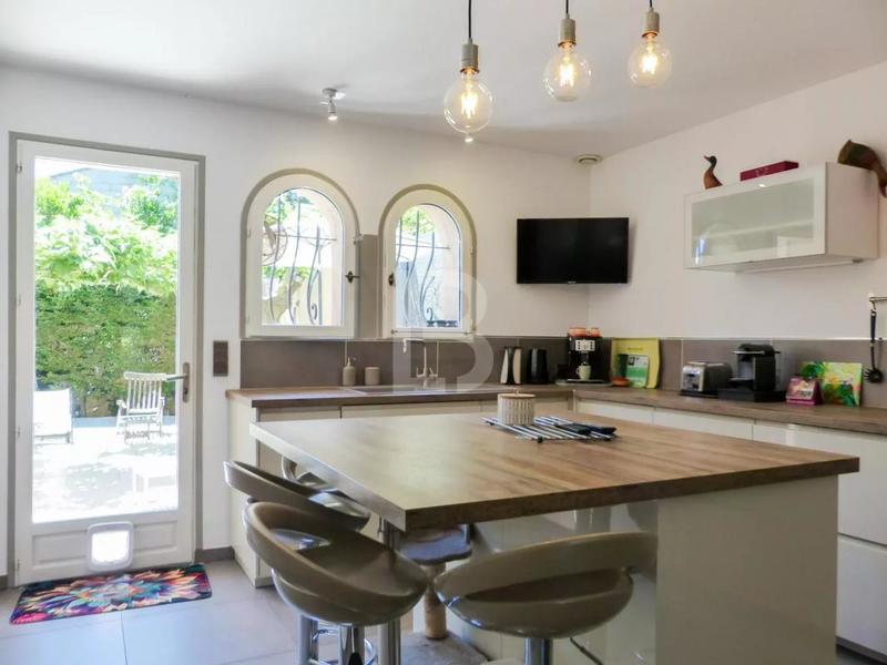 Demeure - 228 m² - 9 pièces