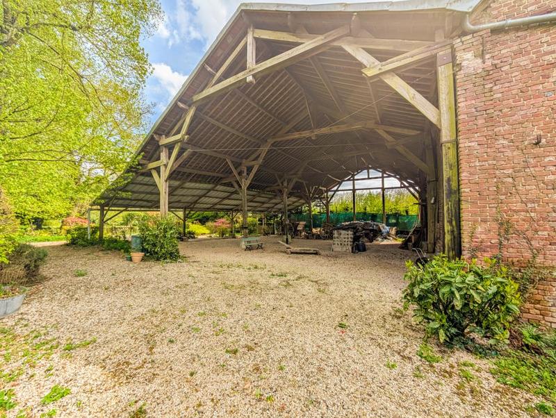 Propriété - 325 m² - 13 pièces