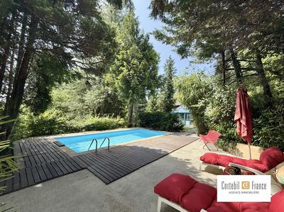Villa - 251 m² - 8 pièces