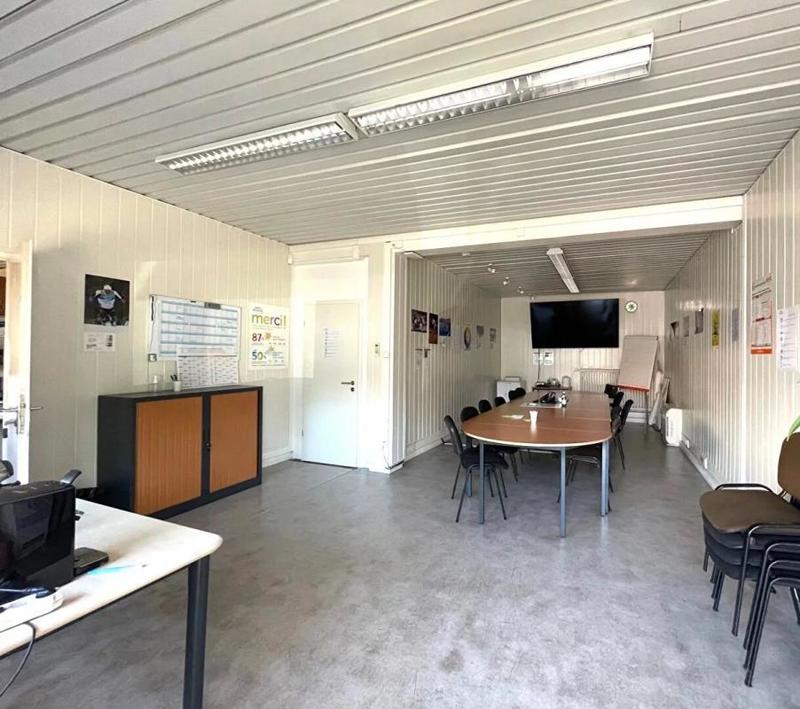 Local d'activité / Entrepôt - 950 m² - 30 pièces
