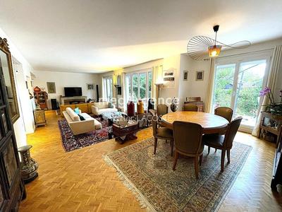 Maison traditionnelle - 260 m² - 10 pièces