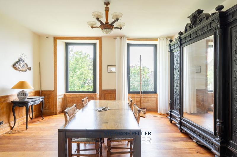 Maison - 300 m² - 9 pièces