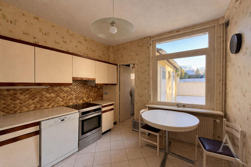 Maison - 240 m² - 7 pièces