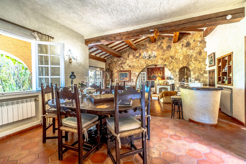 Villa - 300 m² - 6 pièces