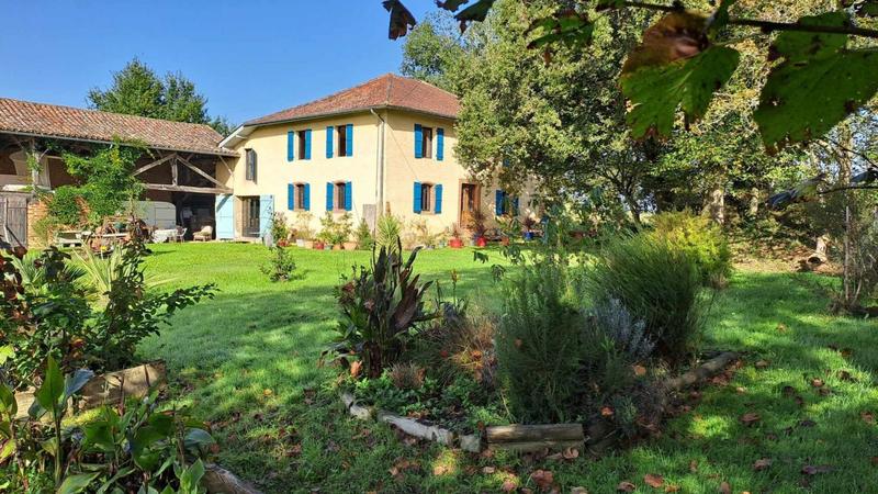 Propriété - 235 m² - 6 pièces