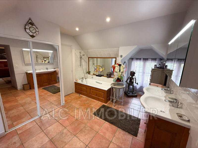 Propriété - 469 m² - 12 pièces