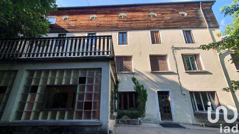 Maison - 1 350 m² - 38 pièces