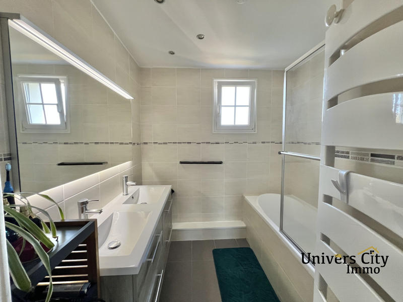 Maison - 181 m² - 8 pièces