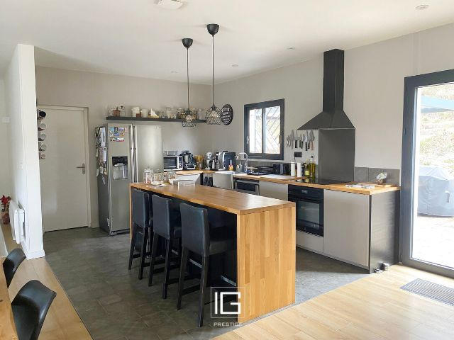 Maison - 240 m² - 9 pièces