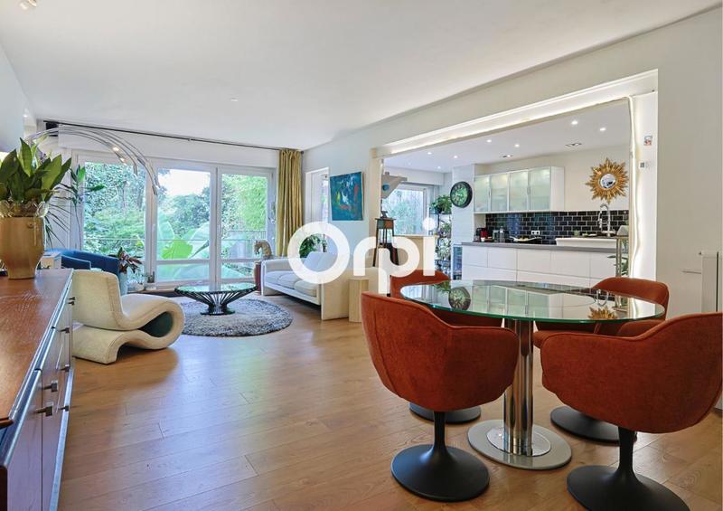 Maison - 300 m² - 8 pièces