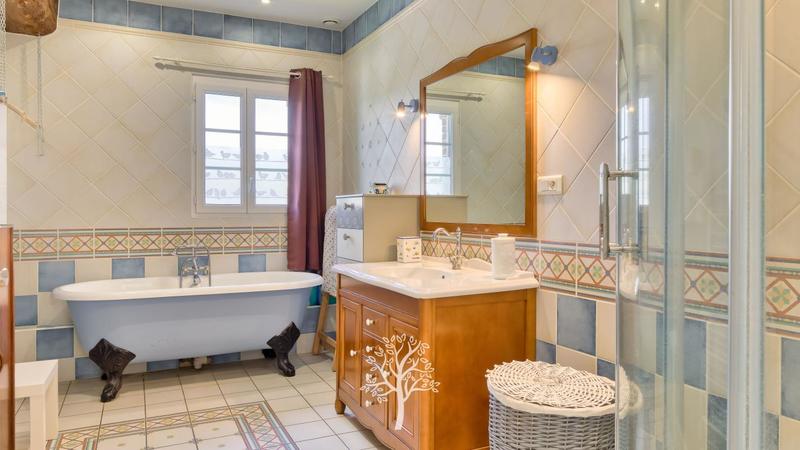 Maison - 250 m² - 9 pièces