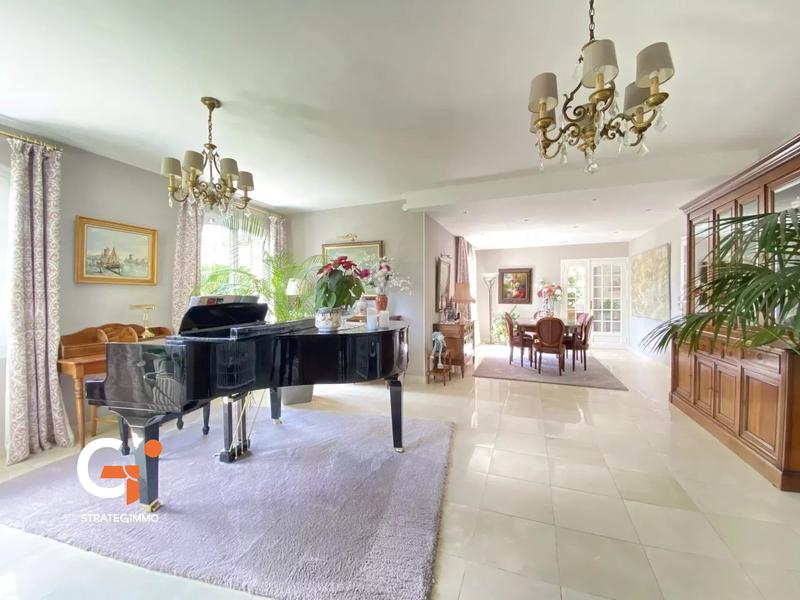 Propriété - 300 m² - 10 pièces