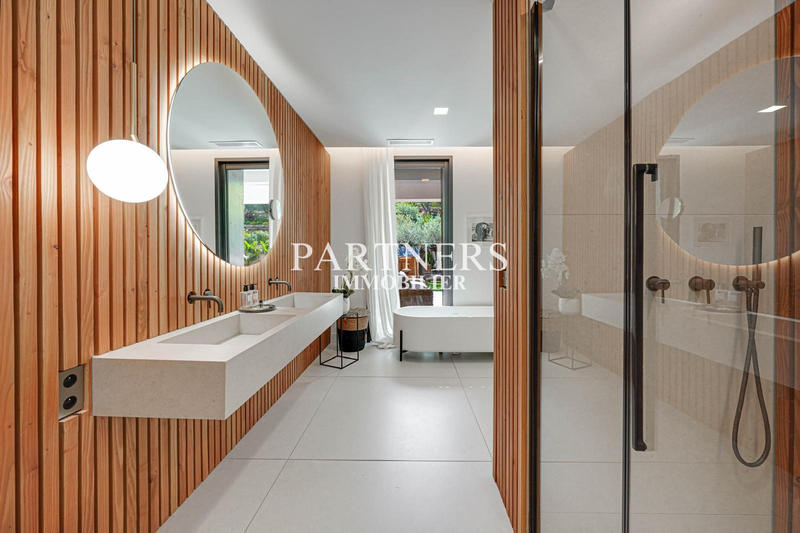 Maison contemporaine - 350 m² - 6 pièces