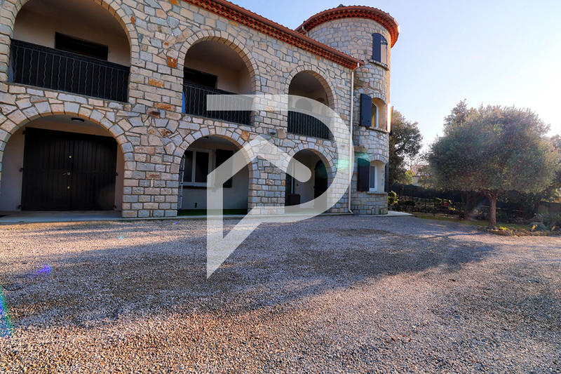 Appartement - 99 m² - 4 pièces