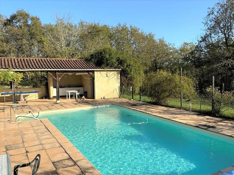 Propriété - 204 m² - 9 pièces