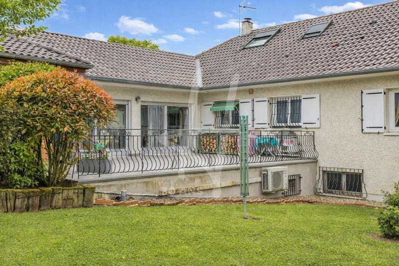 Maison - 300 m² - 6 pièces