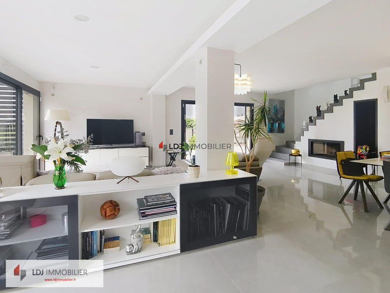 Maison - 260 m² - 6 pièces