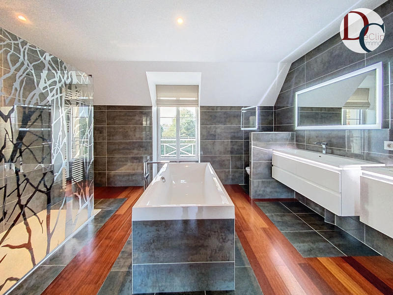 Maison - 203 m² - 8 pièces