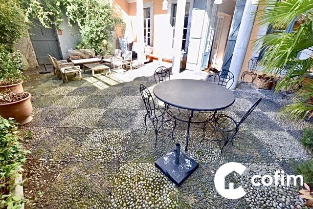 Maison - 272 m² - 10 pièces