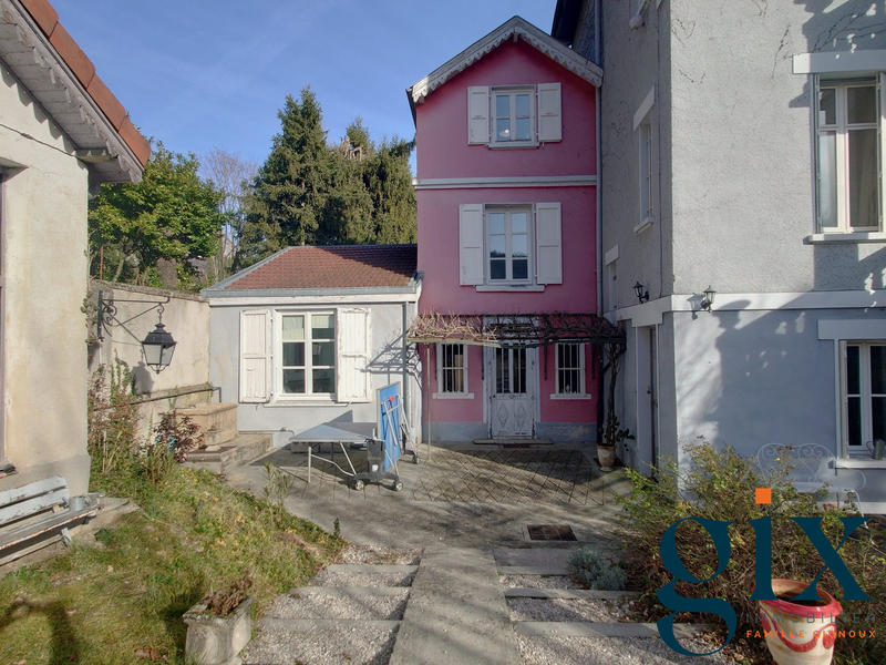 Maison - 266 m² - 8 pièces