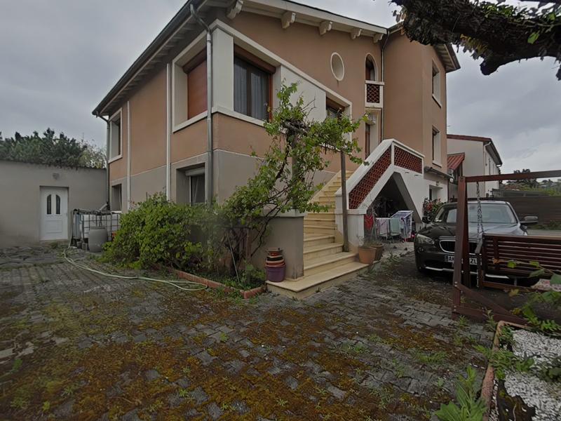 Maison - 245 m² - 10 pièces